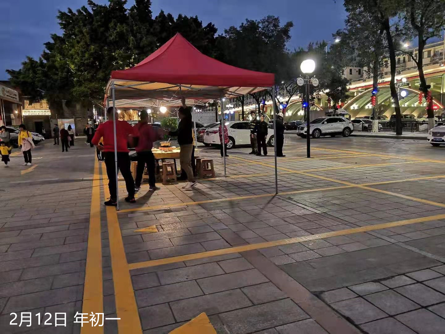 2月12日年初一 启明里（中旅社门前）商铺已入室经营。_副本.jpg