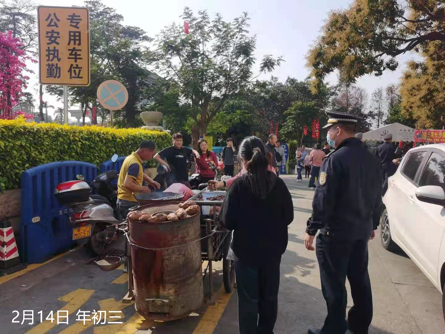 2月14日年初三 劝导东湖广场周边流动小贩离开_副本.jpg