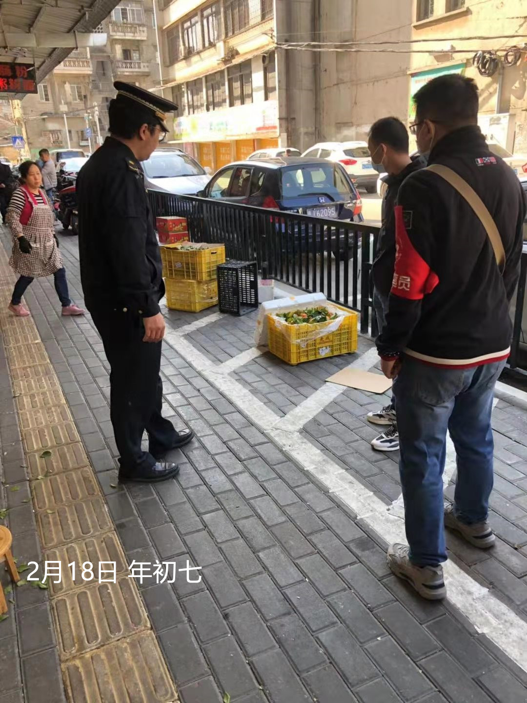 2月18日 劝导胜利市场商铺不能利用杂物霸占公共停车位_副本.jpg