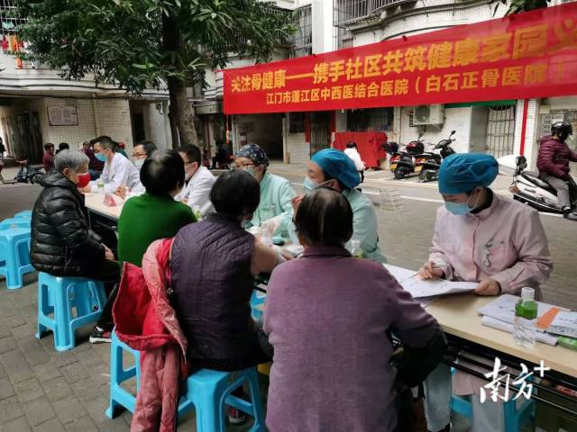 “大党委”成员单位白石正骨医院开展便民义诊活动。 澳洲幸运10
委组织部 供图 “大党委”成员单位白石正骨医院开展便民义诊活动。 澳洲幸运10
委组织部 供图