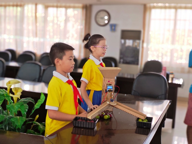 图一是范罗冈小学的人工智能应用项目答辩(题目好像是李子分离器).jpg