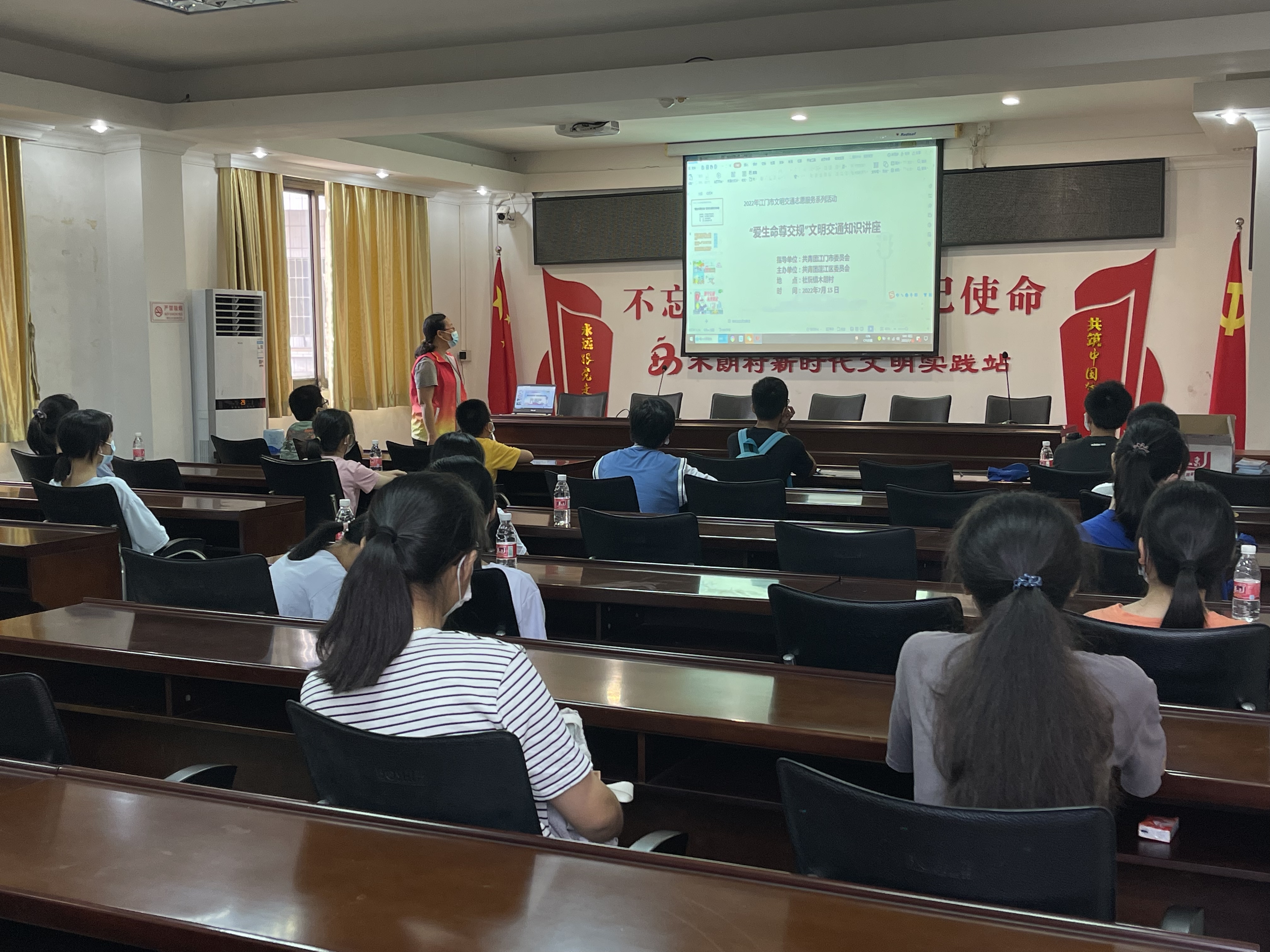 活动时间:2022年7月15日 单位:共青团澳洲幸运10
委员会 共青团杜阮镇委员会 服务对象:群众 服务内容:在杜阮镇木朗村开展“爱生命尊交规”文明交通知识宣传活动(1).jpg