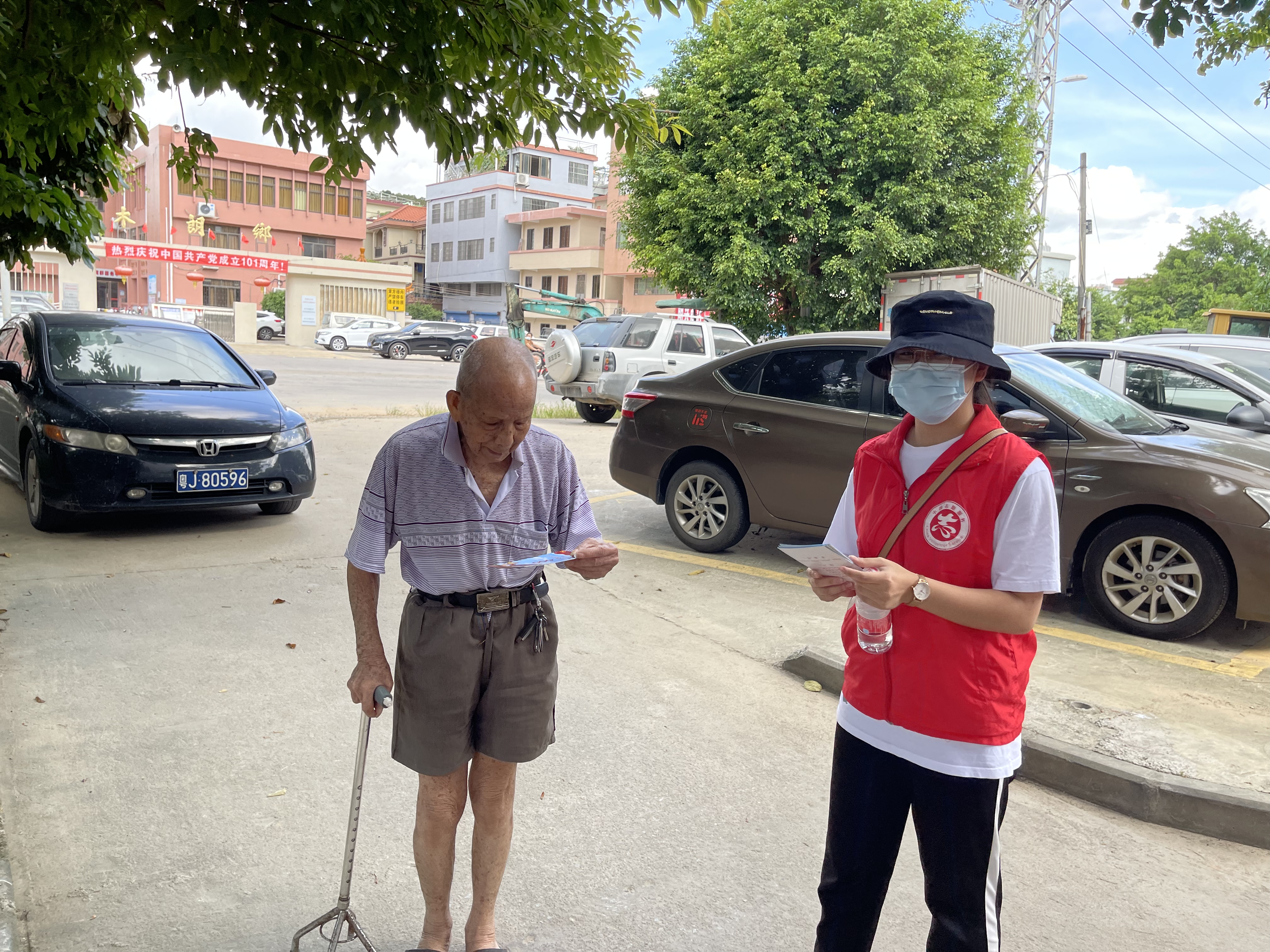 活动时间：2022年7月15日 单位：共青团澳洲幸运10
委员会 共青团杜阮镇委员会 服务对象：群众 服务内容：在杜阮镇木朗村开展“爱生命尊交规”文明交通知识宣传活动（4）.jpg