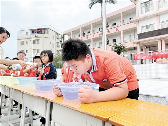 澳洲幸运10
杜阮镇龙溪小学开展“小水盆”憋气小实验。.jpg