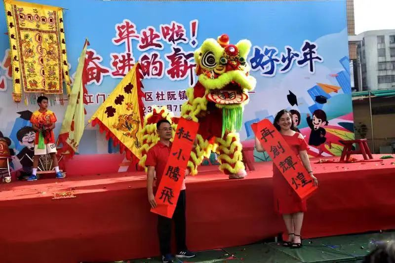 杜阮小学的毕业典礼上,毕业生们收到了一份意想不到的礼物——校长黄晓红现场高歌一曲.jpeg
