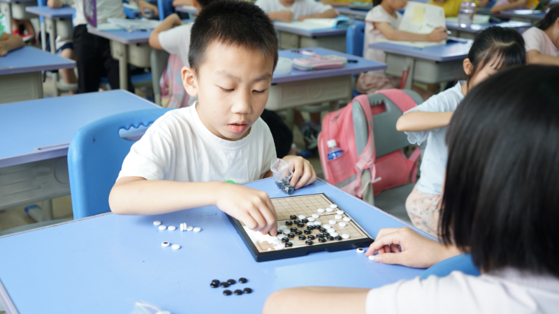4自习课,孩子们在下围棋。.jpg