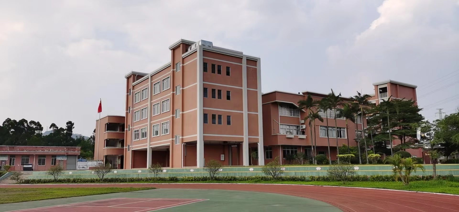 2022年6月1日，龙榜小学新建两栋教学楼通过验收正式使用.jpg