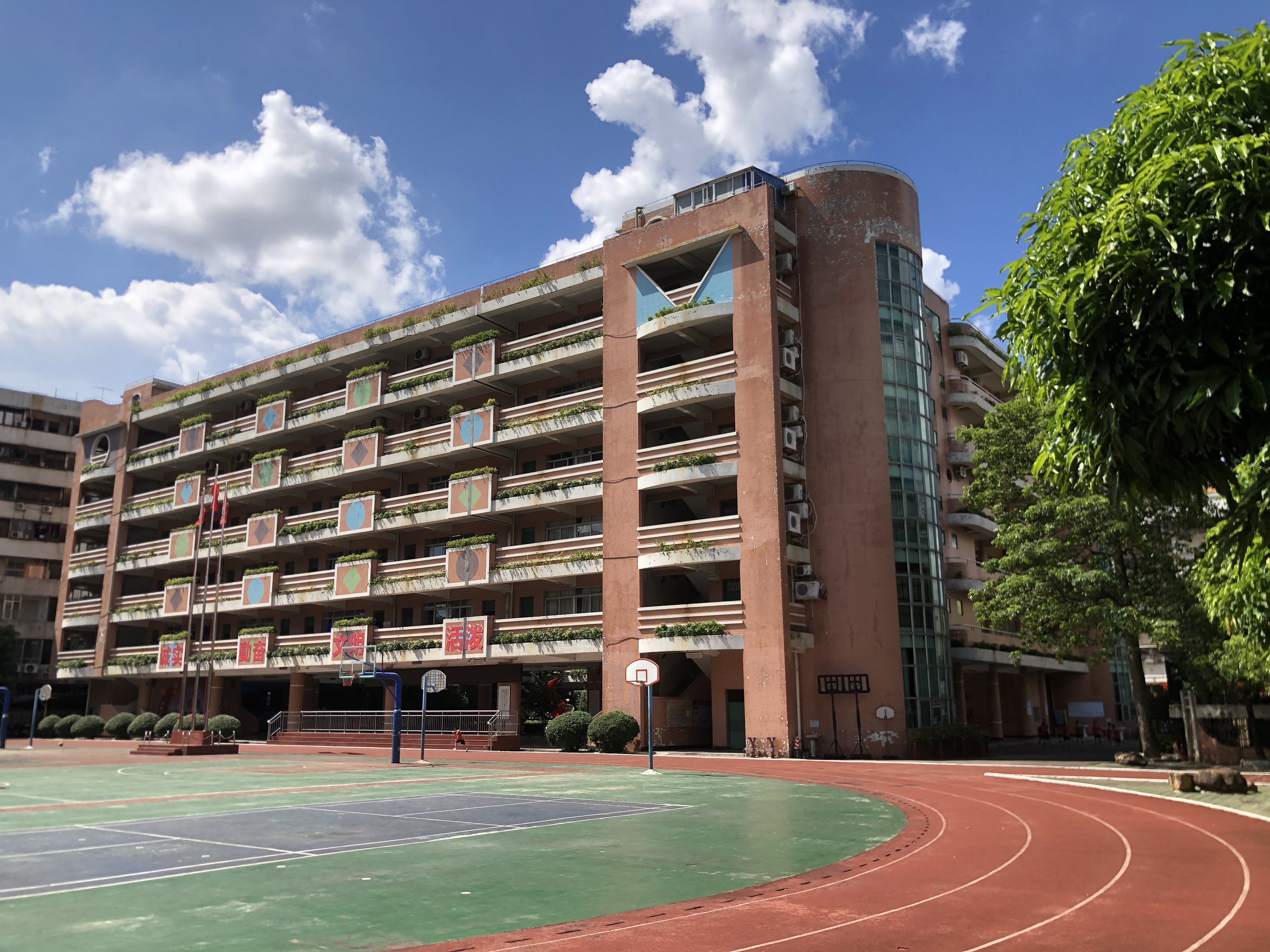 发展小学教学楼（最新照的）.jpg