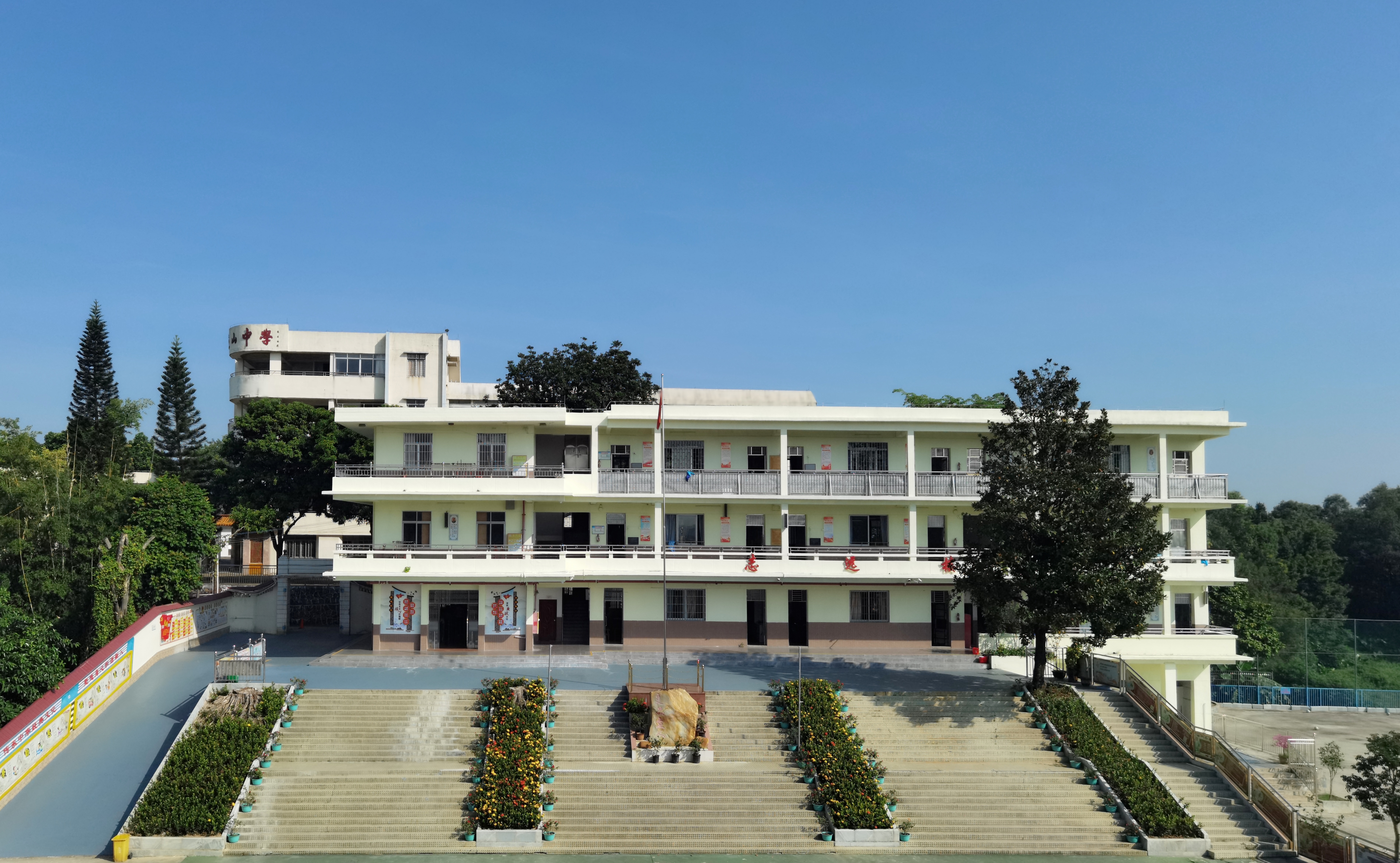 良山小学校本部.jpg