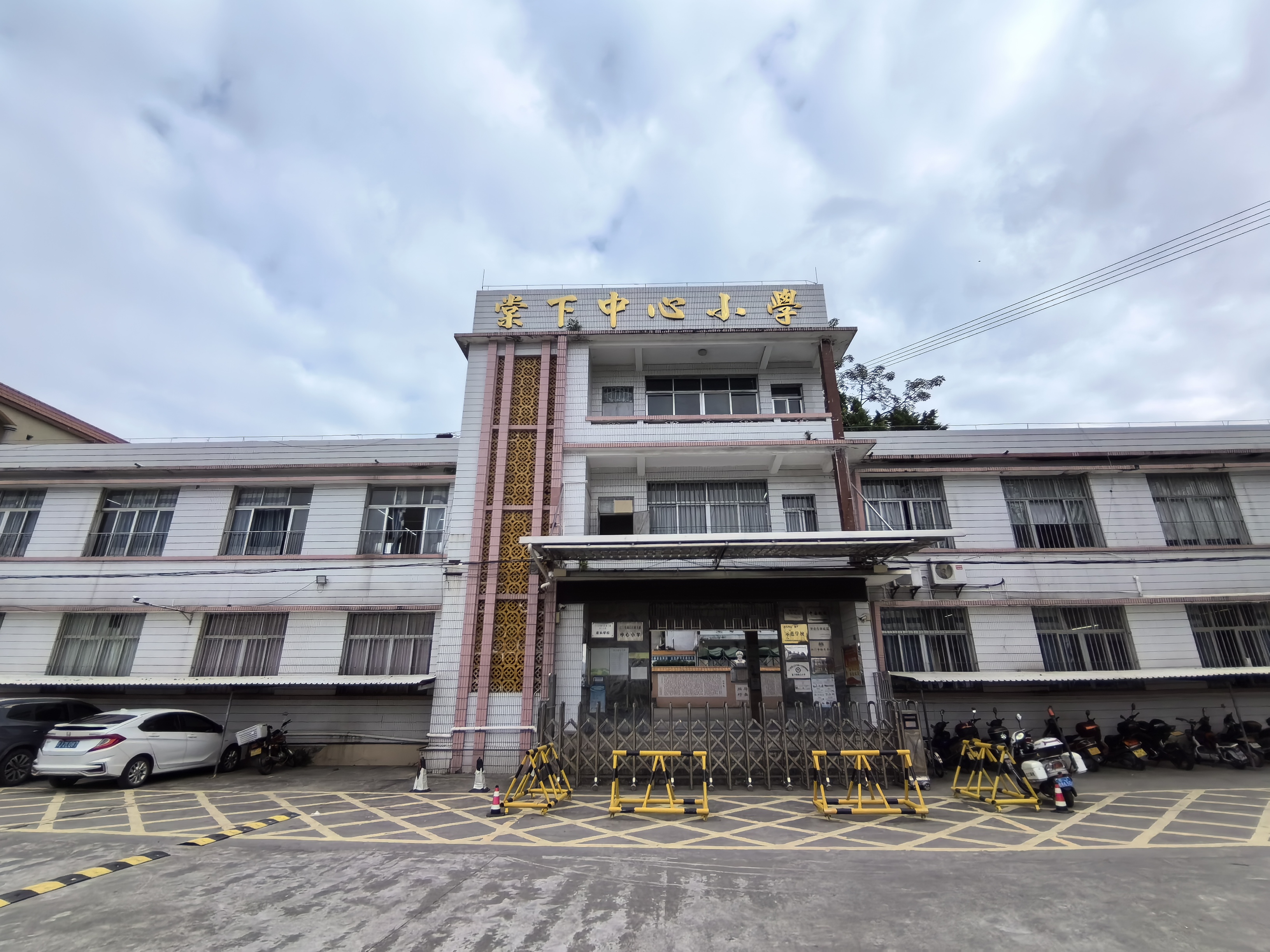 学校门口.jpg