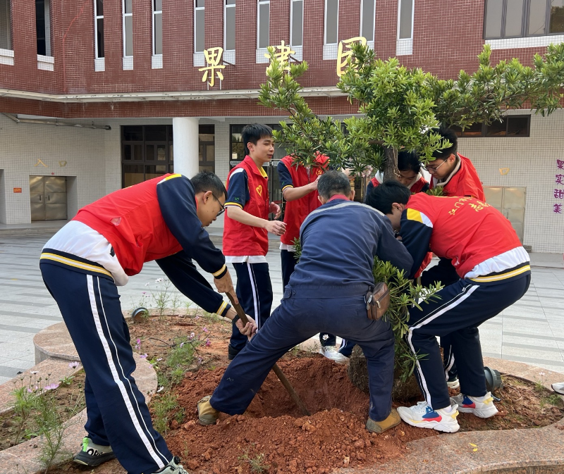 8.江门市棠下中学_学生植树.jpg