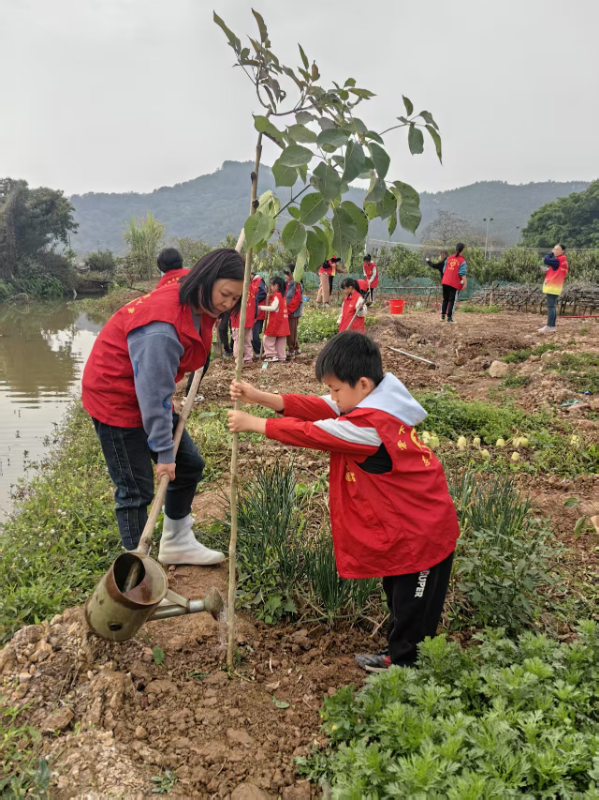 18.棠下镇虎岭小学到虎岭紫兰村义务植树(特写照).jpg