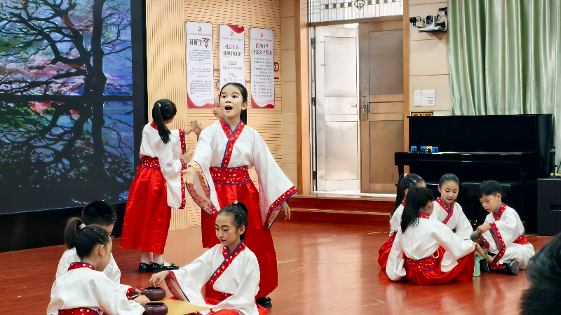 紫沙小学学生表演诗朗诵《白沙童趣，诗里山河》.jpg